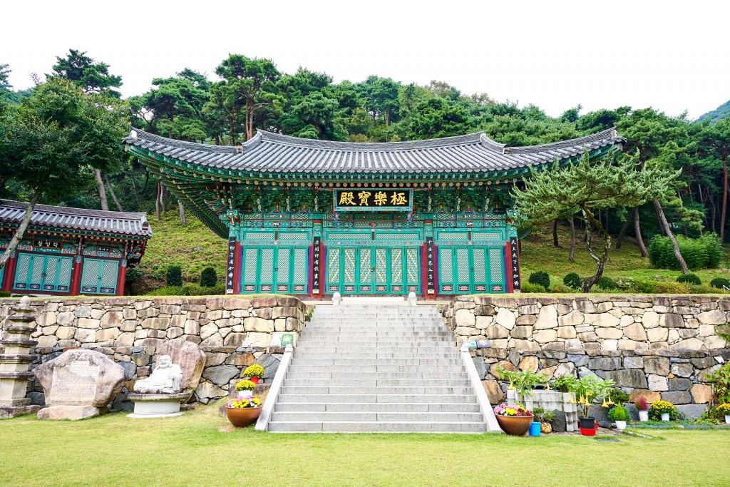 충주 창룡사 극락보전 전경 