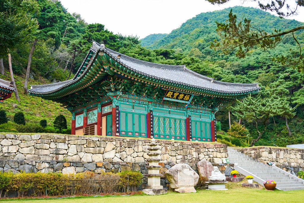 충주 창룡사 극락보전 전경 