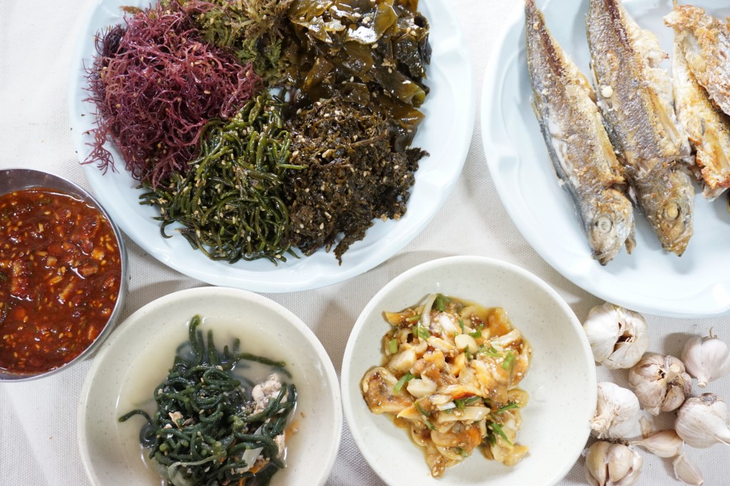 해초나물과 멍게, 청각, 전갱이 구이