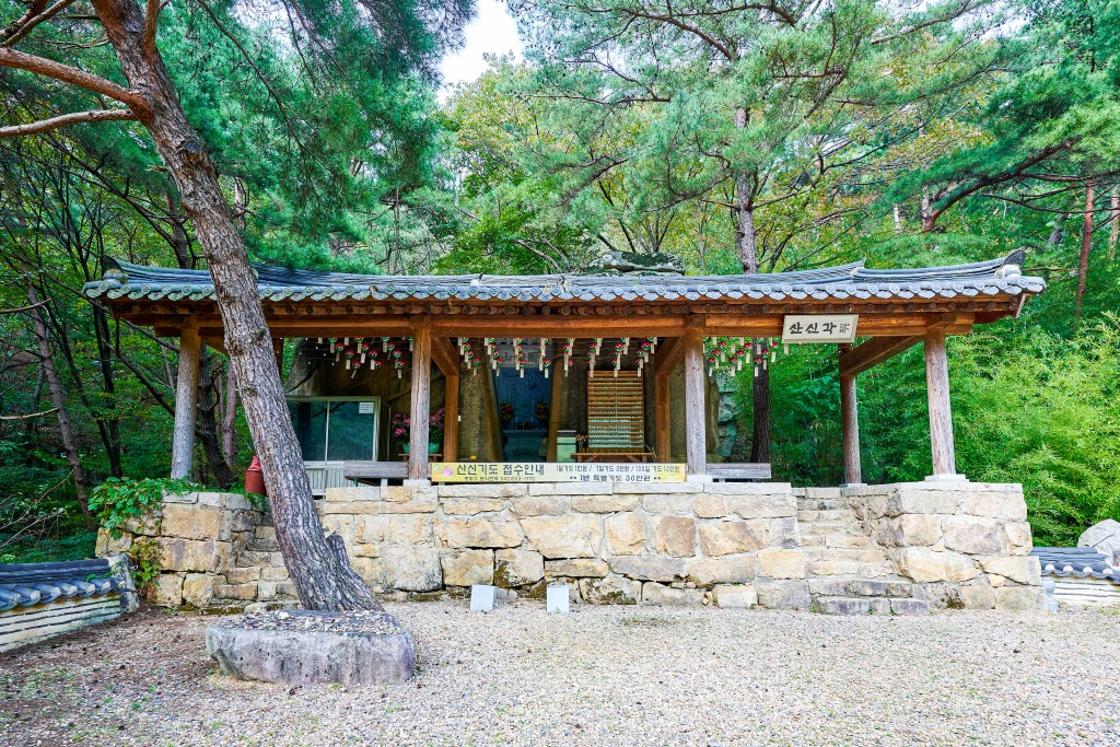 제천 덕주사 산신각 전경 