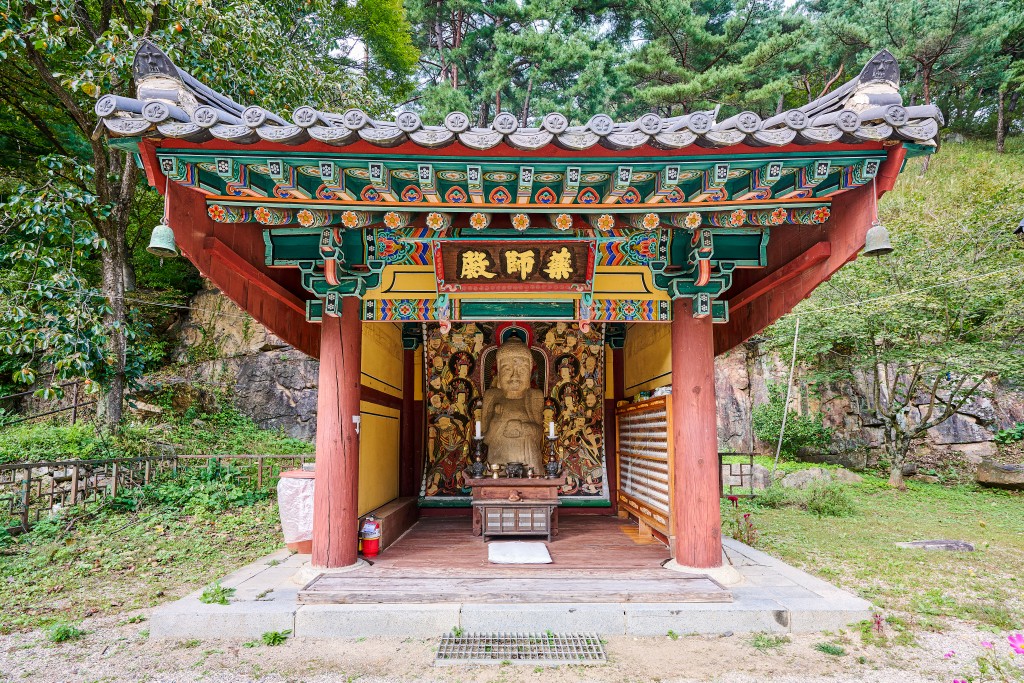 제천 덕주사 약사전 전경