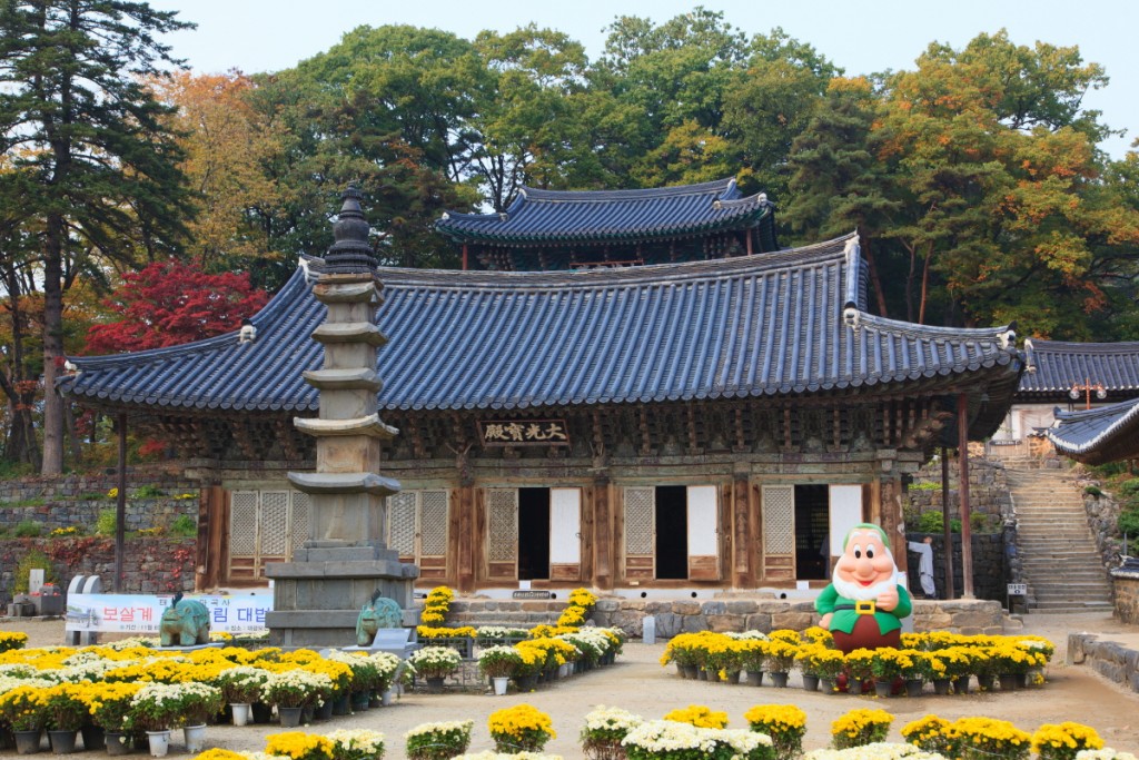 공주 마곡사 오층석탑과 대광보전