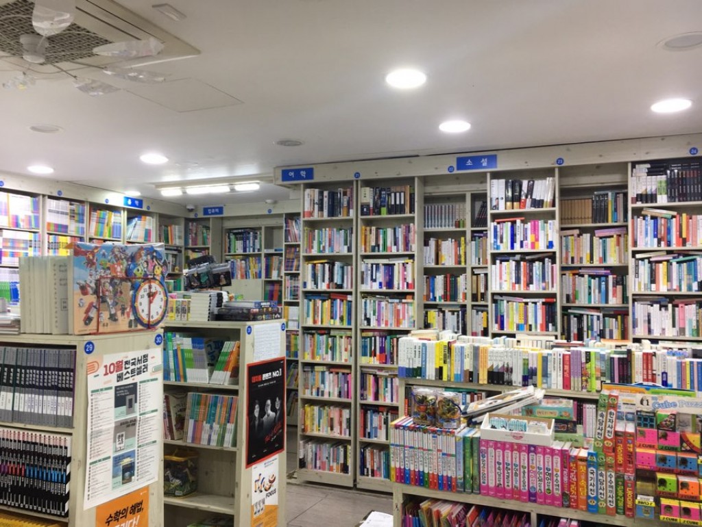 평범한 동네서점의 평범한 오늘 - 인천 서구 ‘동아서점’<일상의 공간들, 우리 마을이야기<지역N문화 테마 평범한 동네서점의 평범한 오늘... 