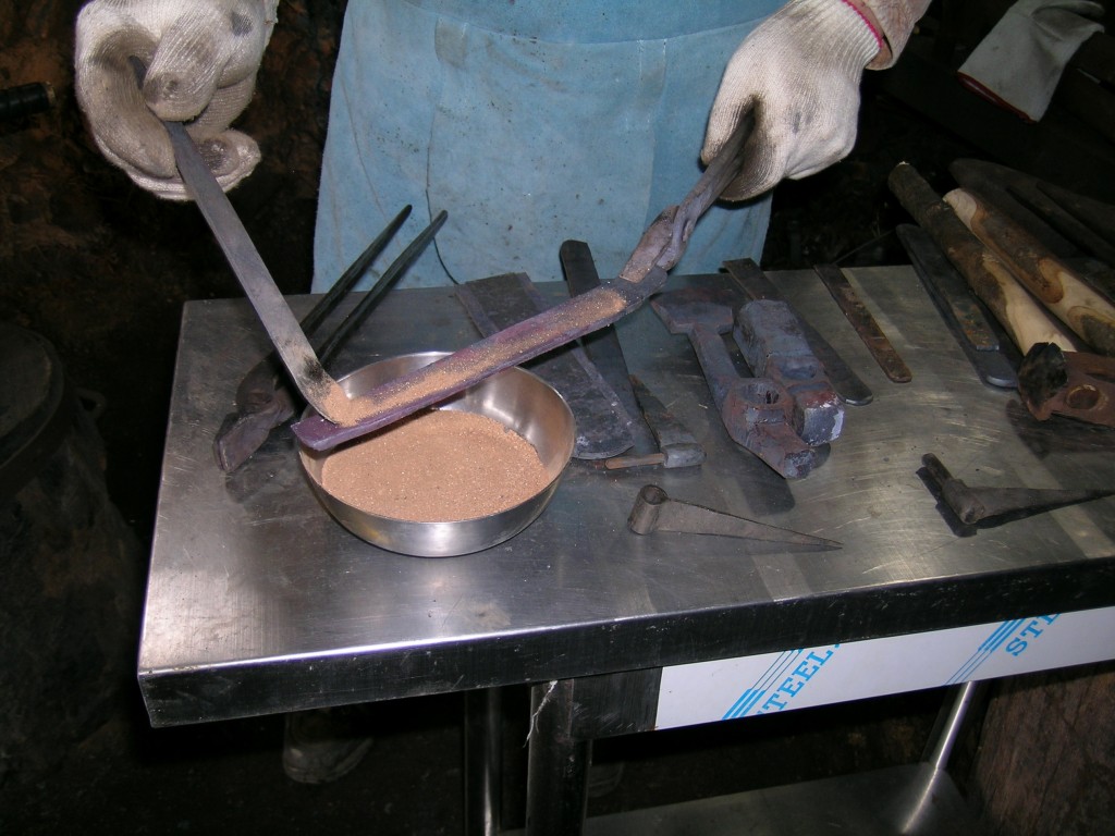 접쇠를 하기 위해 황토를 바르는 모습
