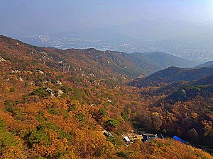 바위가 마치 갓을 쓰고 있는 듯한 서울시 관악구의 관악산