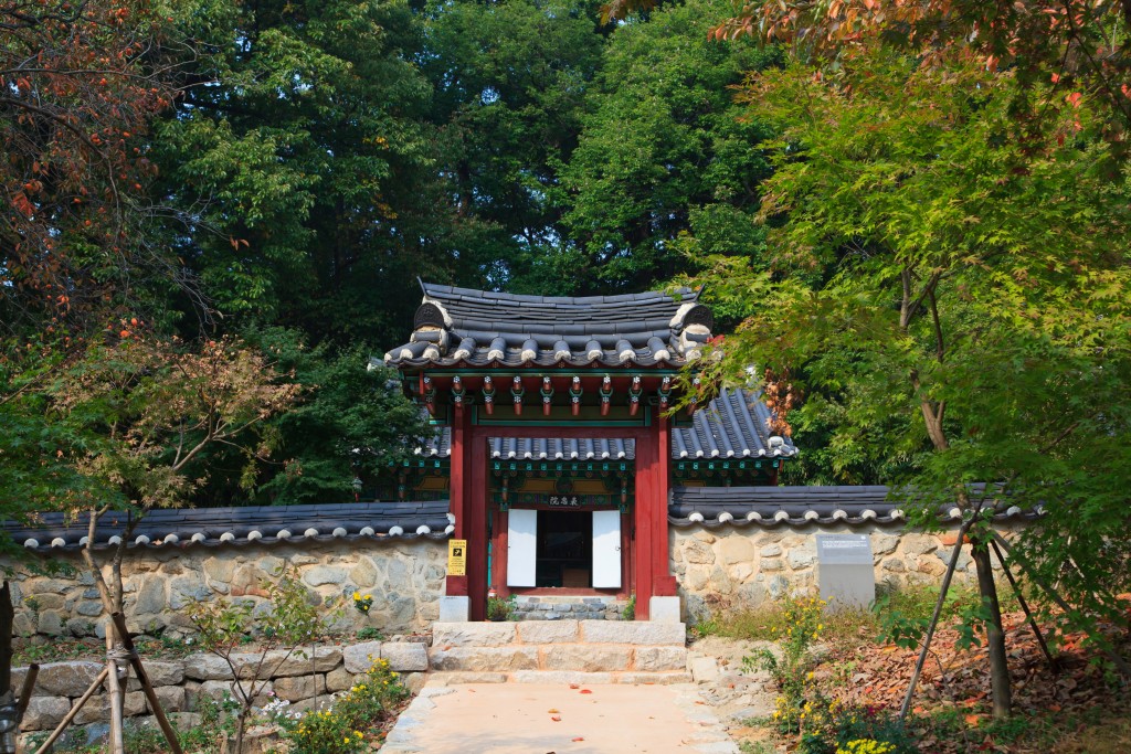 공주 갑사 표충원 입구