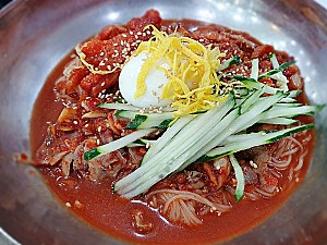 6.25에 생겨나 부산의 향토음식이 된 밀면