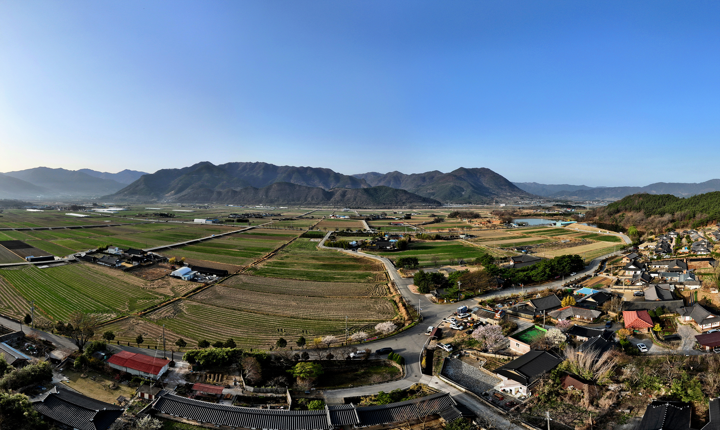 나룻배가 사람도 없이 오가는, 오봉산 아래